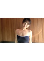 スク水を着た人気女優 泉りおんチャンの浴室で乳首＆腹筋観察！